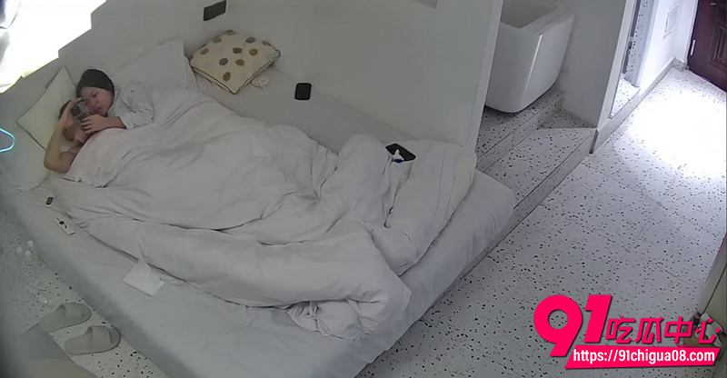 酒店针孔摄像头偷拍 情侣做爱全程曝光 女友换上情趣黑丝缠绵调情 越干越猛激战90分钟！