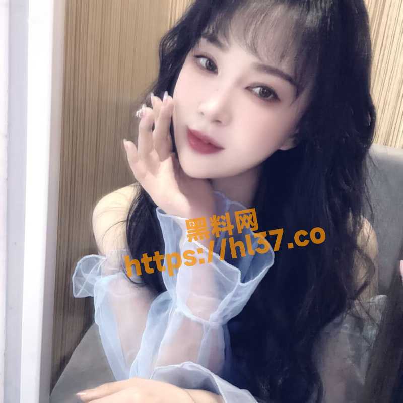 北京绿帽网友分享自己极品老婆给大家欣赏 夫妻经常出没北京海淀区如果偶遇即可3P！