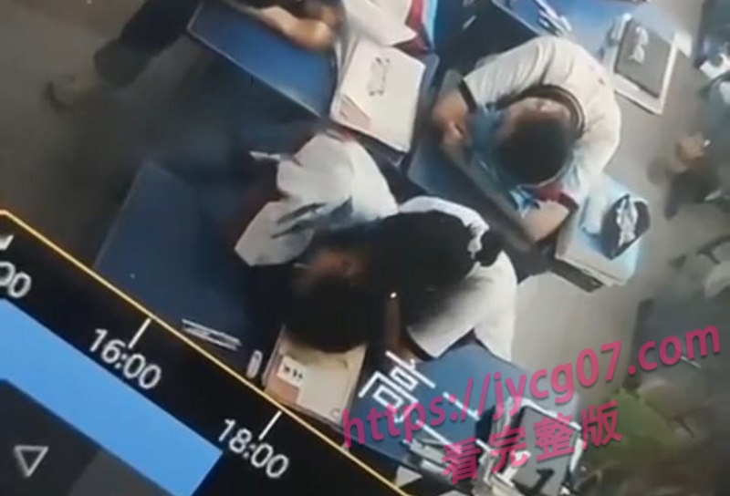 广州某校胡梦玲课间调情 为同桌消火 高能画面不容错过！ 配图6