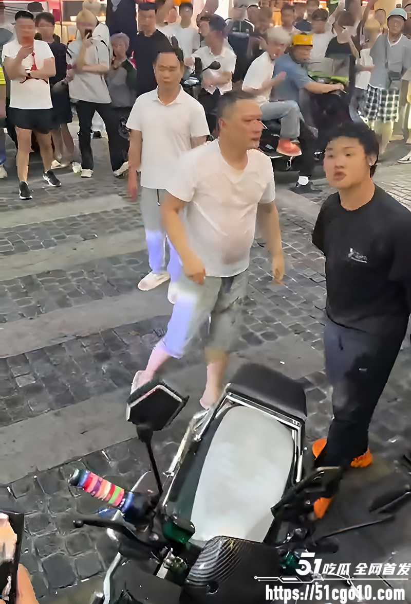两男子当街吵架吐口水 10 拷贝 两男子当街吵架吐口水 10 拷贝