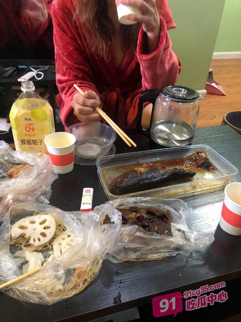 海角母子乱伦～大孝子舍不得老妈忍受寂寞 “妈妈 我来满足你吧” 配图2
