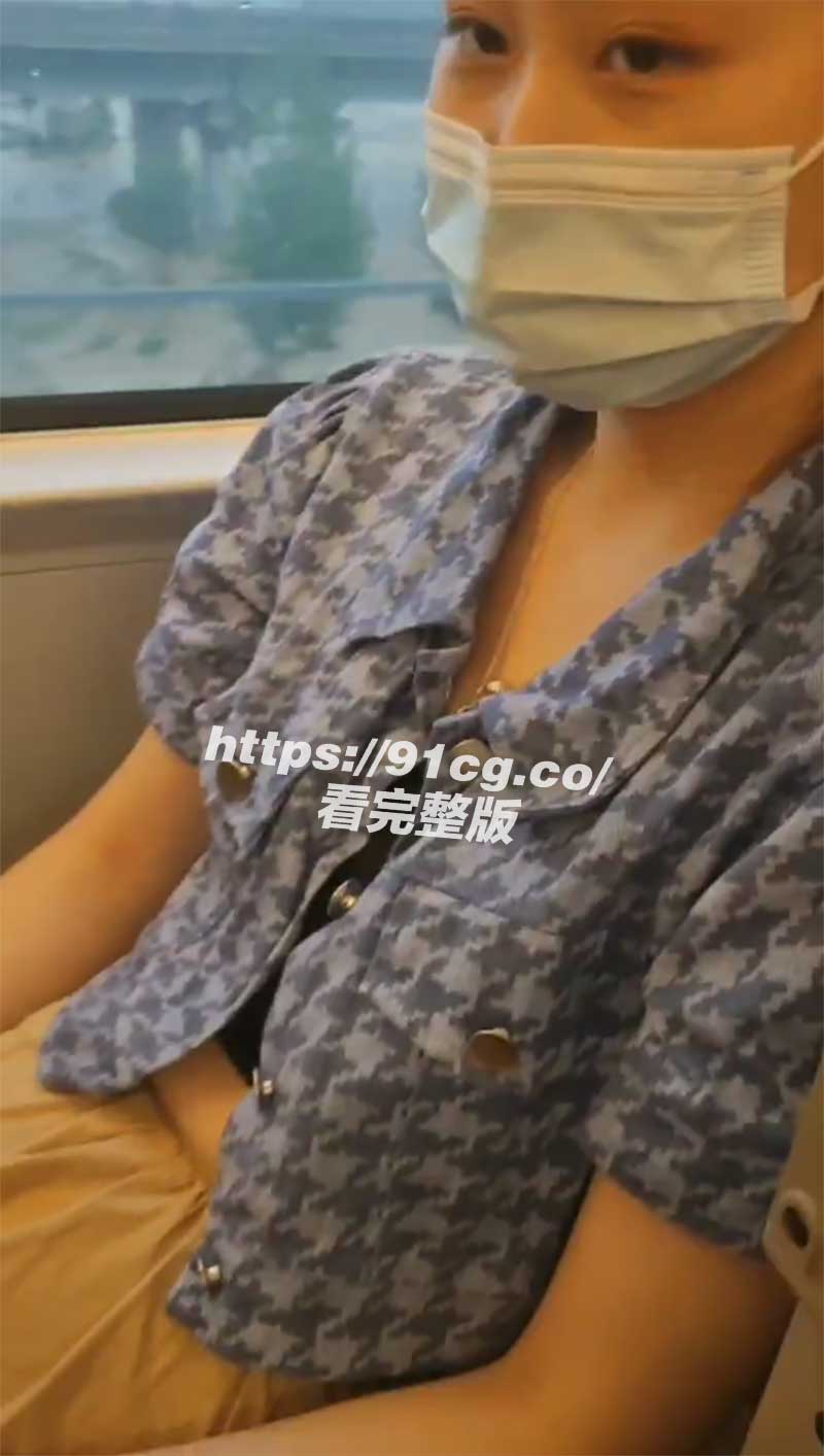年轻情侣欲耐不住搭乘高铁座位上直接口交舔起鸡来全过程实录曝光事件记录全网疯传