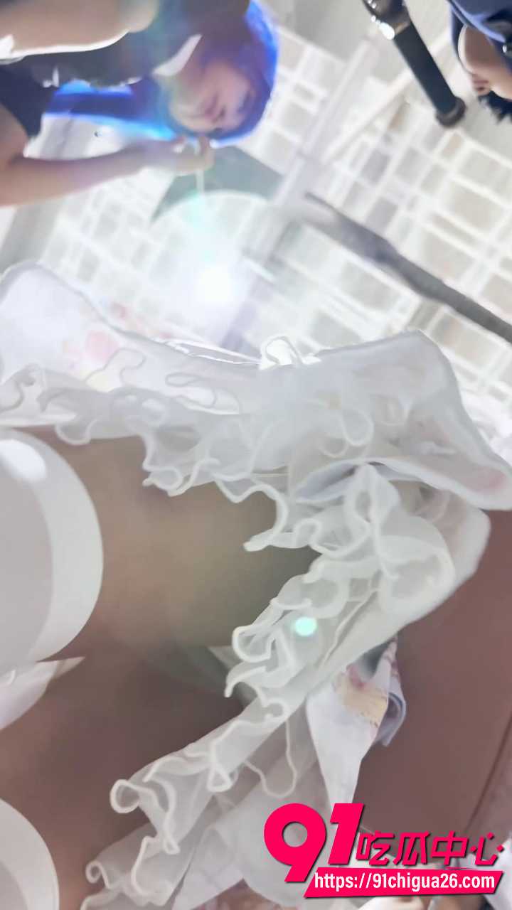 高颜值美女短裙白丝内裤走光9