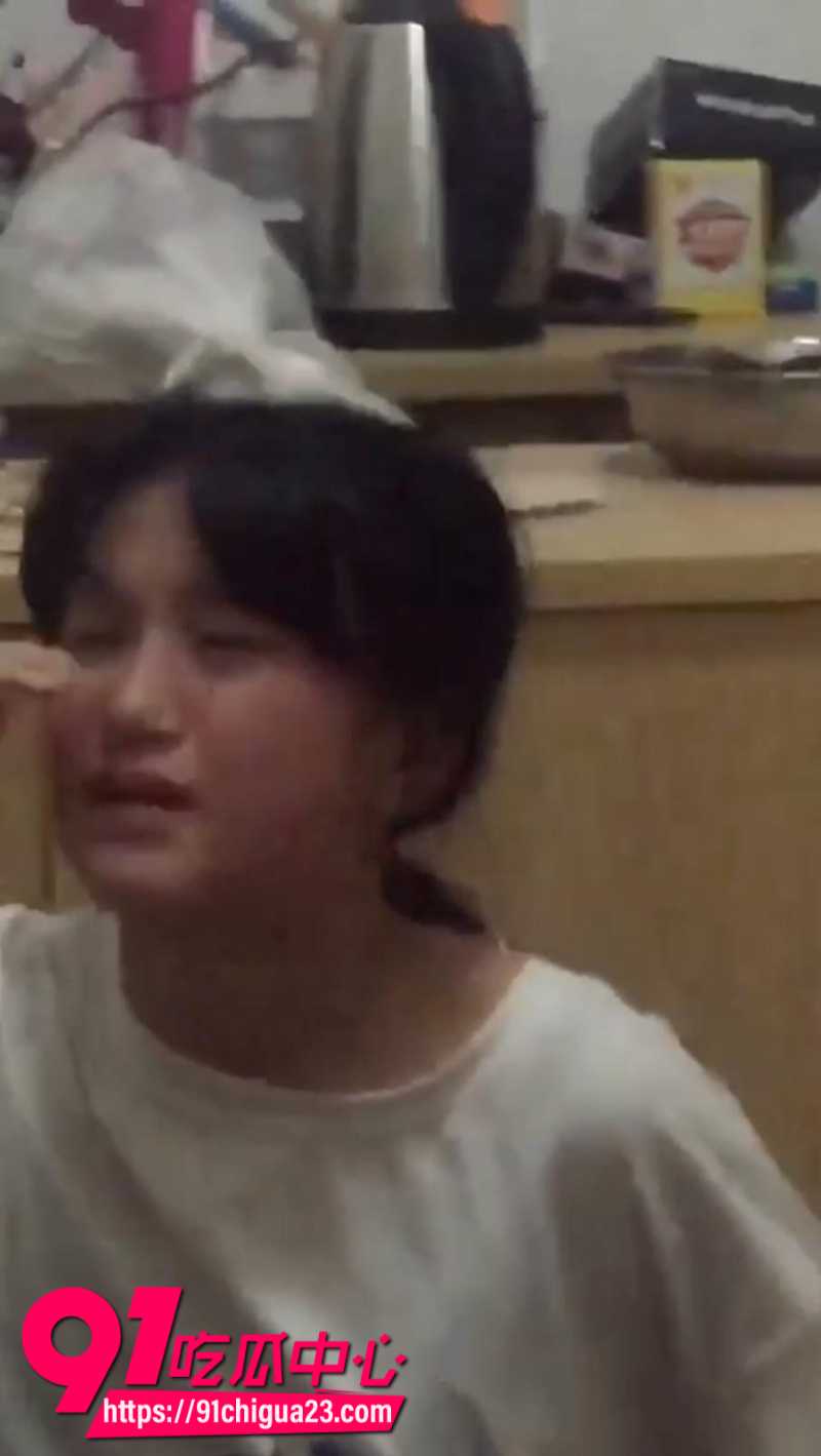 白嫩学生妹被精神小妹霸凌 强迫她脱光衣服当众自慰 最后实在受不了当众下跪求饶