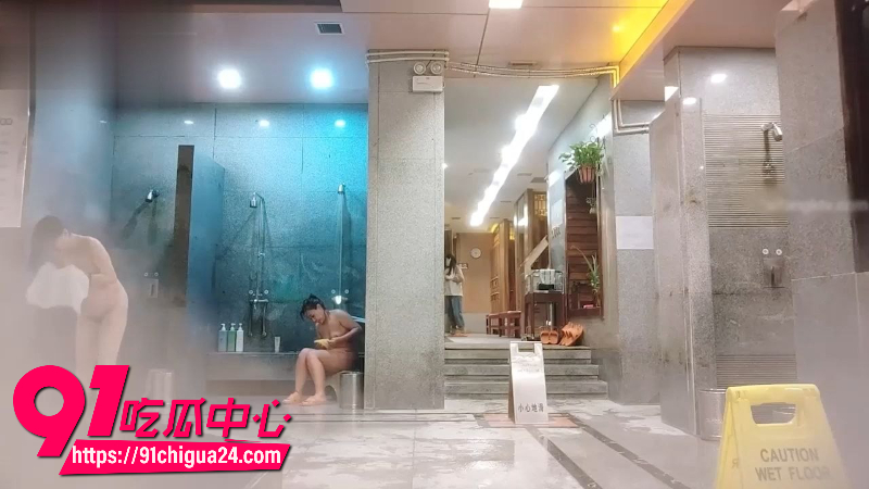 保洁大妈随身携带针孔摄像头偷拍女澡堂内部洗澡画面8