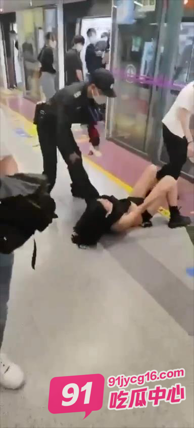 西安地铁女乘客被保安“扒衣示众” 现场视频曝光！ 配图3