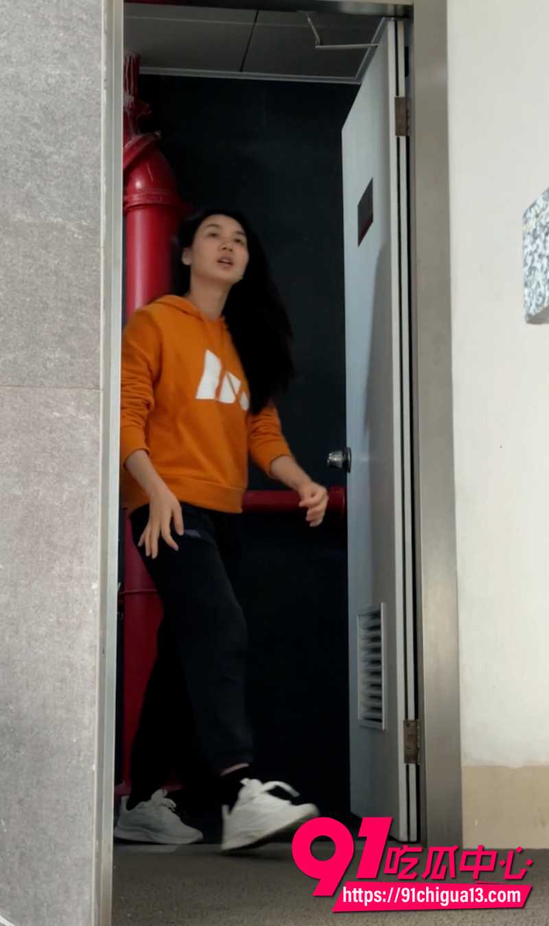 顶级手持厕拍最新流出 写字楼偷拍女神放尿 高清特写白浆流出