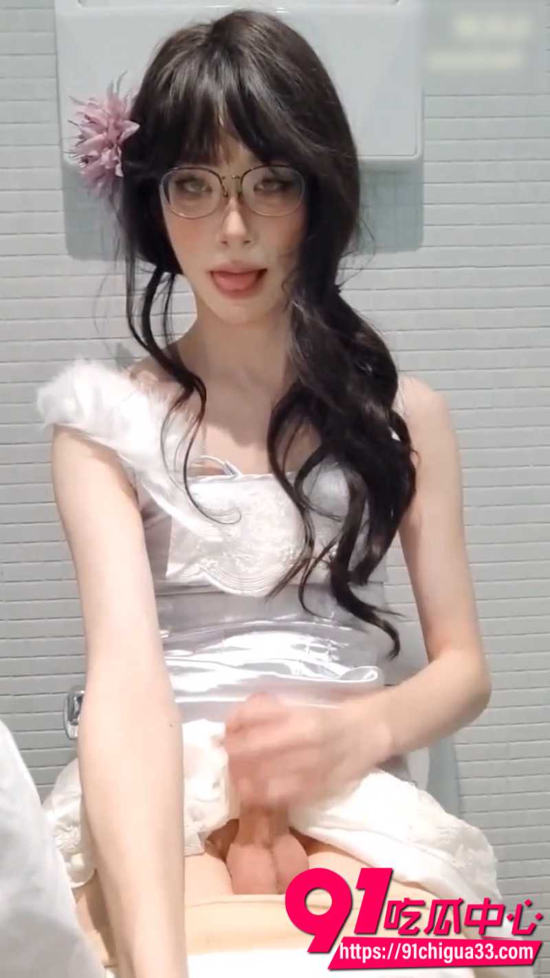 极品伪娘uYuxxx16偷偷跑进厕所里解决性欲2