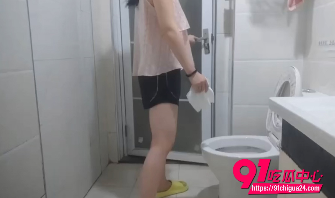 房东哥长期偷拍租客小姐姐洗澡视频 灰衣翘臀弯腰漏逼 粉衣脱光淋浴搓身嫩穴流水！