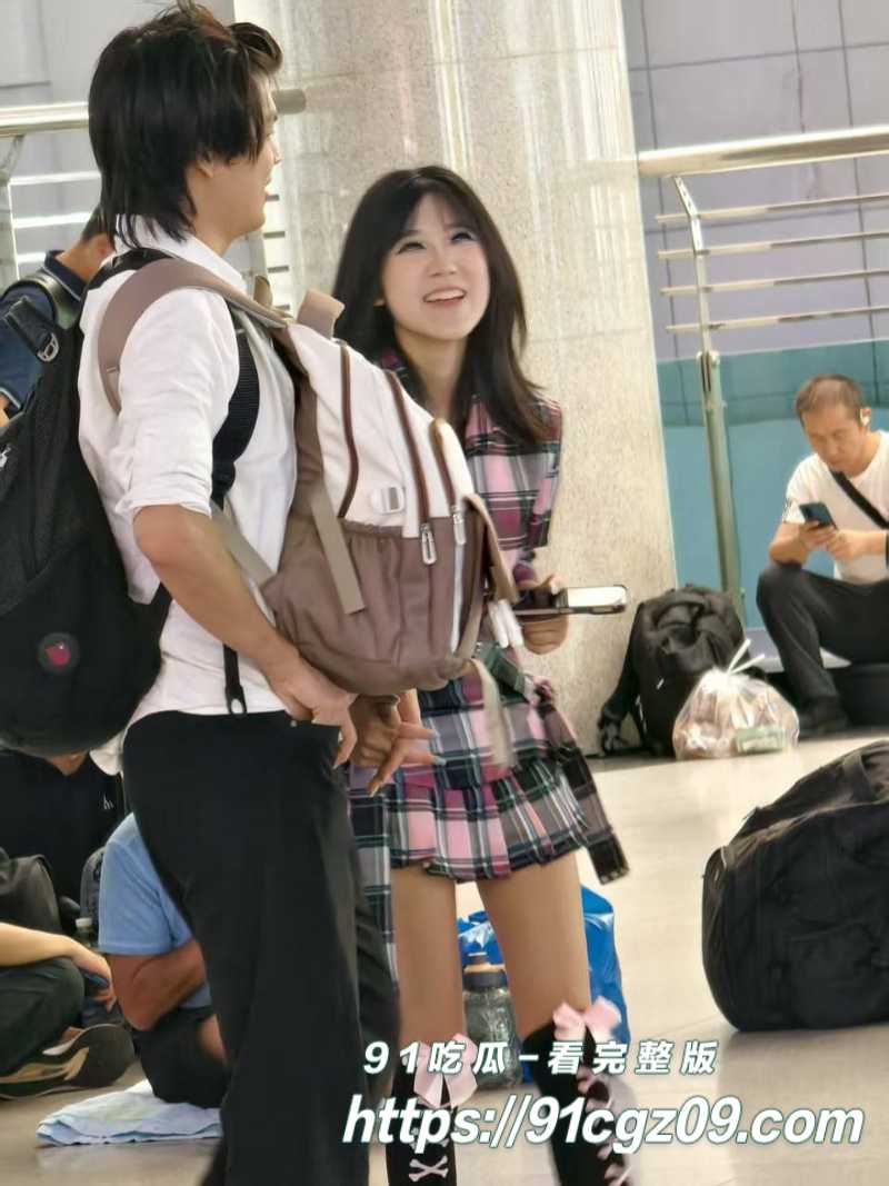 山东廊坊亚逼情侣在高铁站震惊路人 女友穿另类短裙 丰满半球引路人侧目