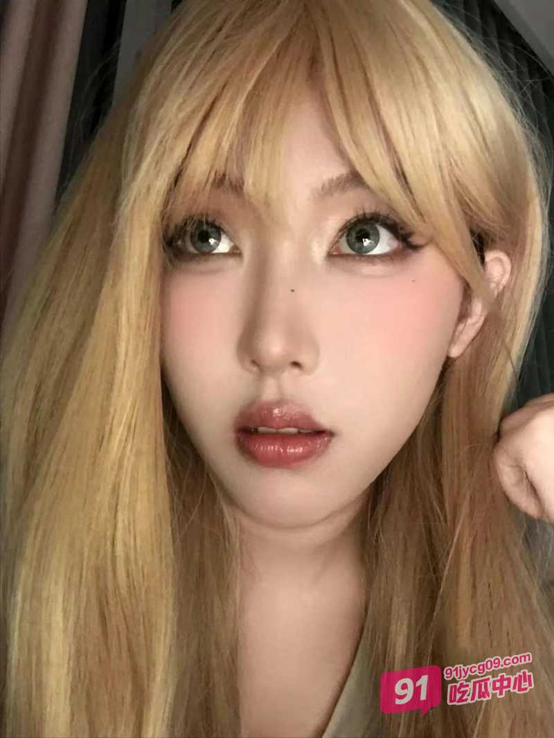 「母子乱伦」趁老爸不在家 和朋友一起3P美艳小妈！ 配图2