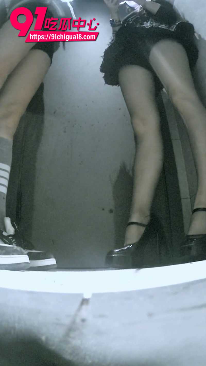 厕拍大神在酒吧女厕所安装针孔摄像头偷拍5
