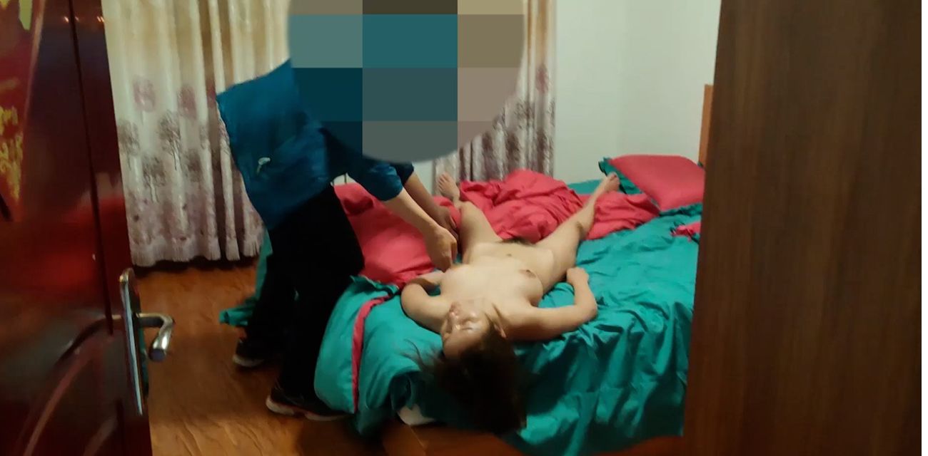 小伙欠高利贷无力偿还 灌醉粉嫩女友让债主打一炮当利息！看着女友被操心里什么滋味？