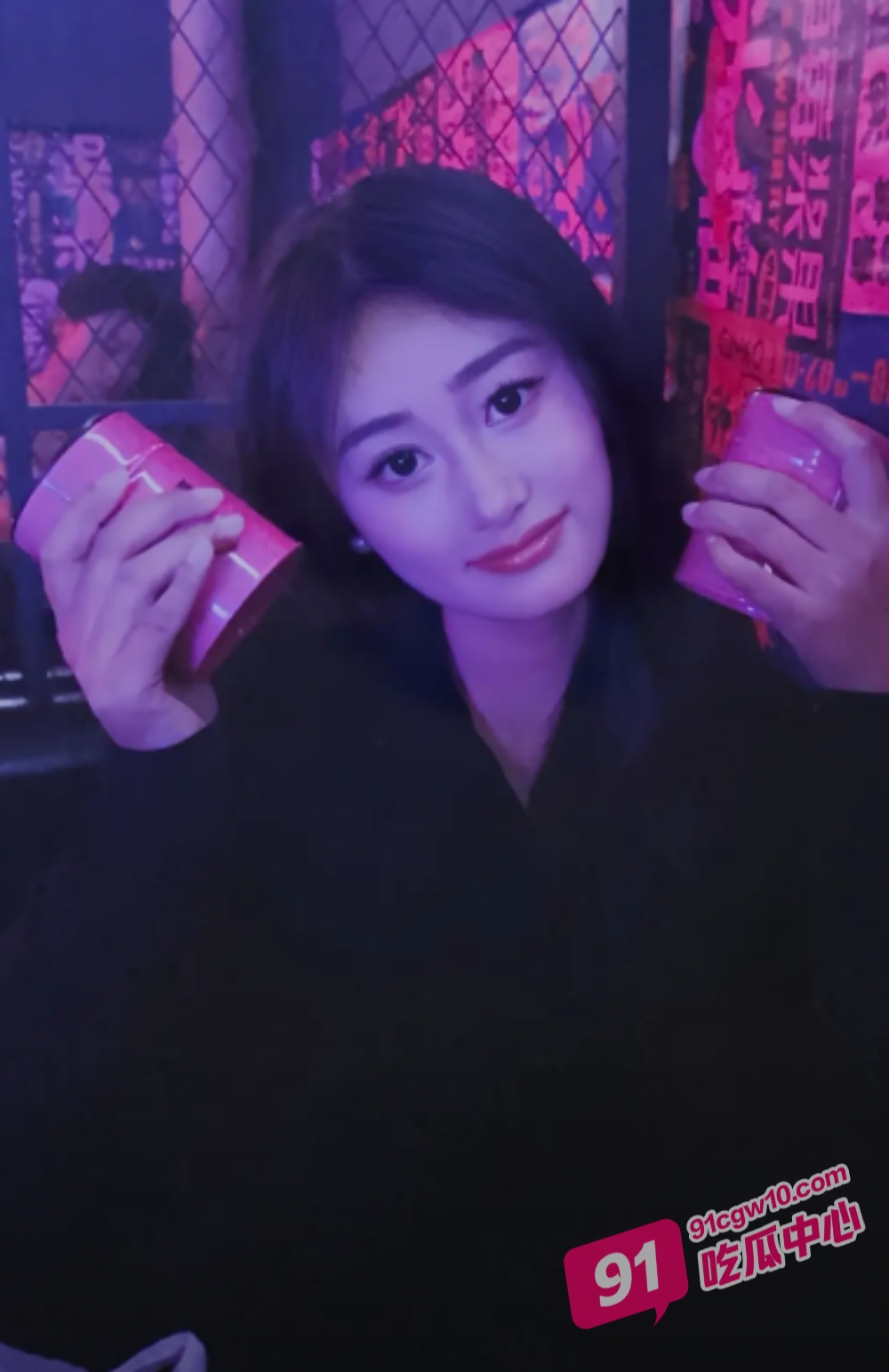 淫乱人妻群P淫乱内射！骚妻与5男群交 拳交异物插入 绿帽癖老公在一旁拍摄 配图2