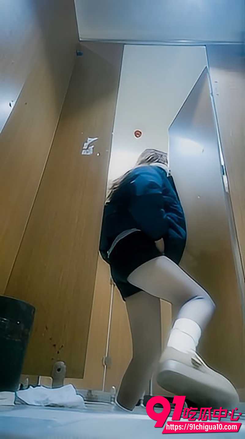 酒吧女厕偷拍 3