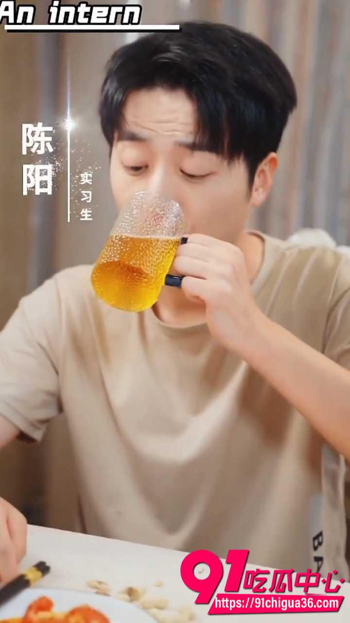 擦边短剧 实习生陈阳深夜喝酒被嫂子邻居盯上 压抑欲火爆发秘密奶期激战不止