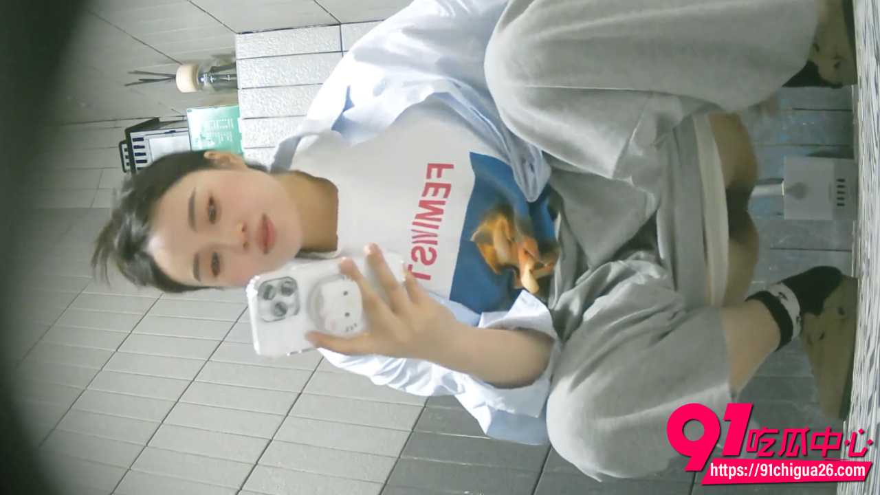 偷拍大神潜入商场女厕近距离偷拍5位美女职员入厕 各种极品嫩鲍鱼全景实录