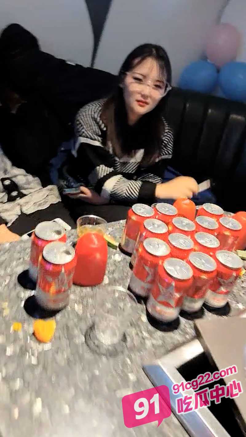 KTV淫乱夜！包厢里操黑丝公主 边唱歌边操逼的酣畅！