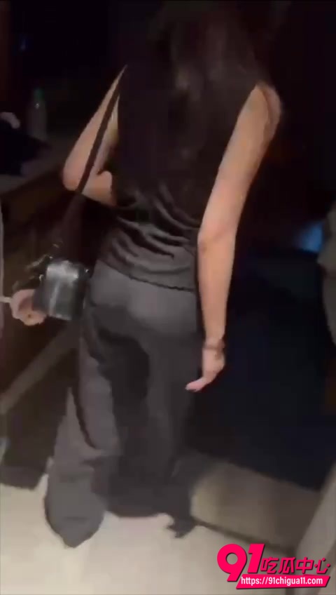 温柔台妹抓奸现场不发火 老公出轨小三被抓床上她却淡定录像全程曝光