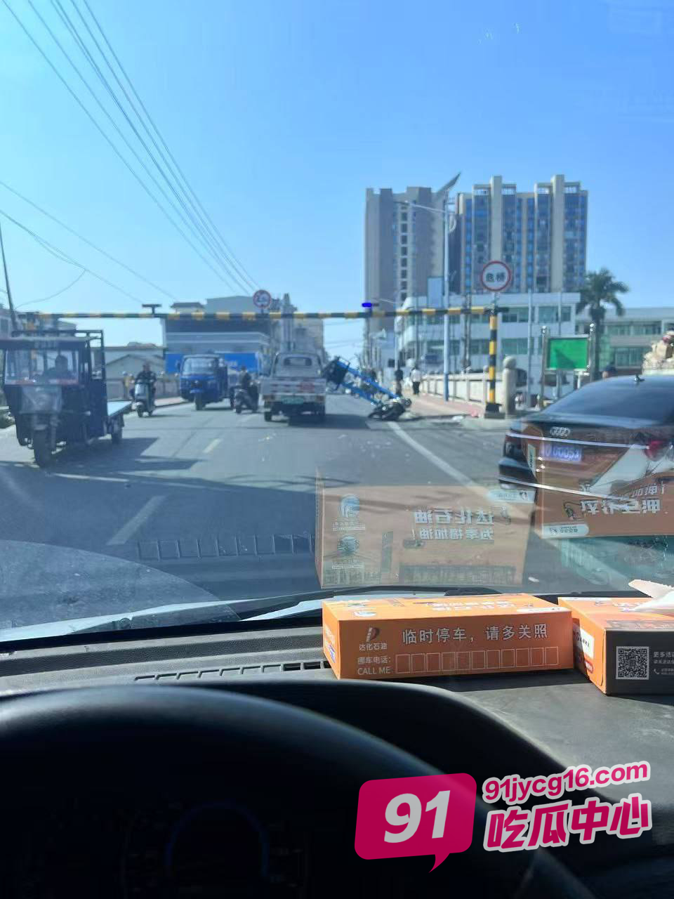 倒霉一刻！骑车上路一瞬间被爆头 又是大车司机不容易？ 配图3