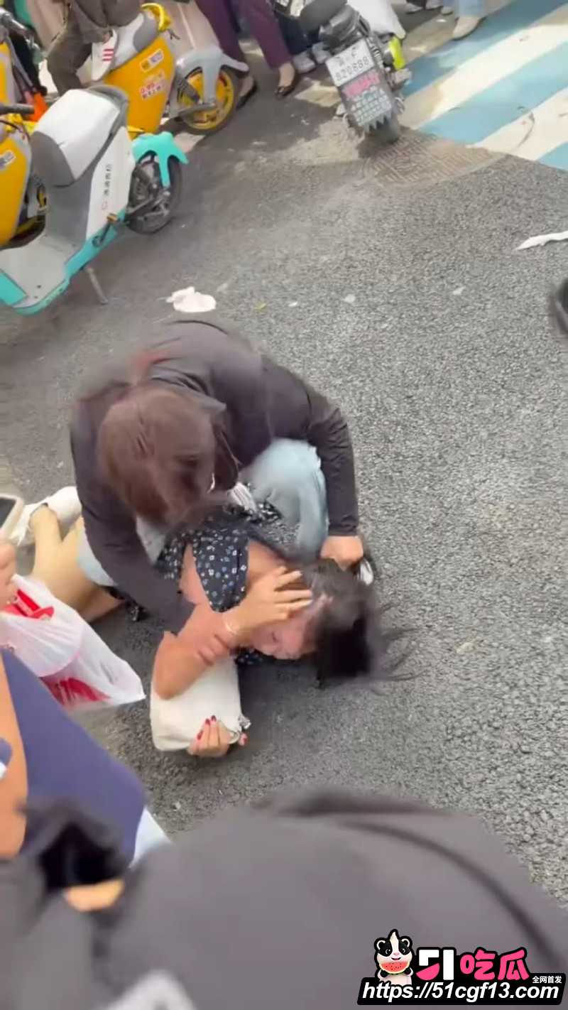 河北保定正信购物中心原配当街怒撕小三02 河北保定正信购物中心原配当街怒撕小三02