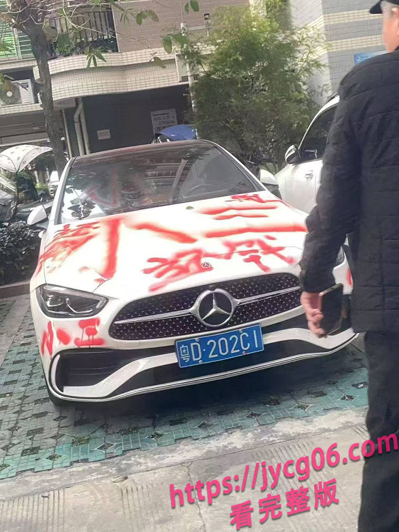 广东原配大战小三现场疯传！丈夫不敢劝架转身就跑 网友直呼离谱 配图