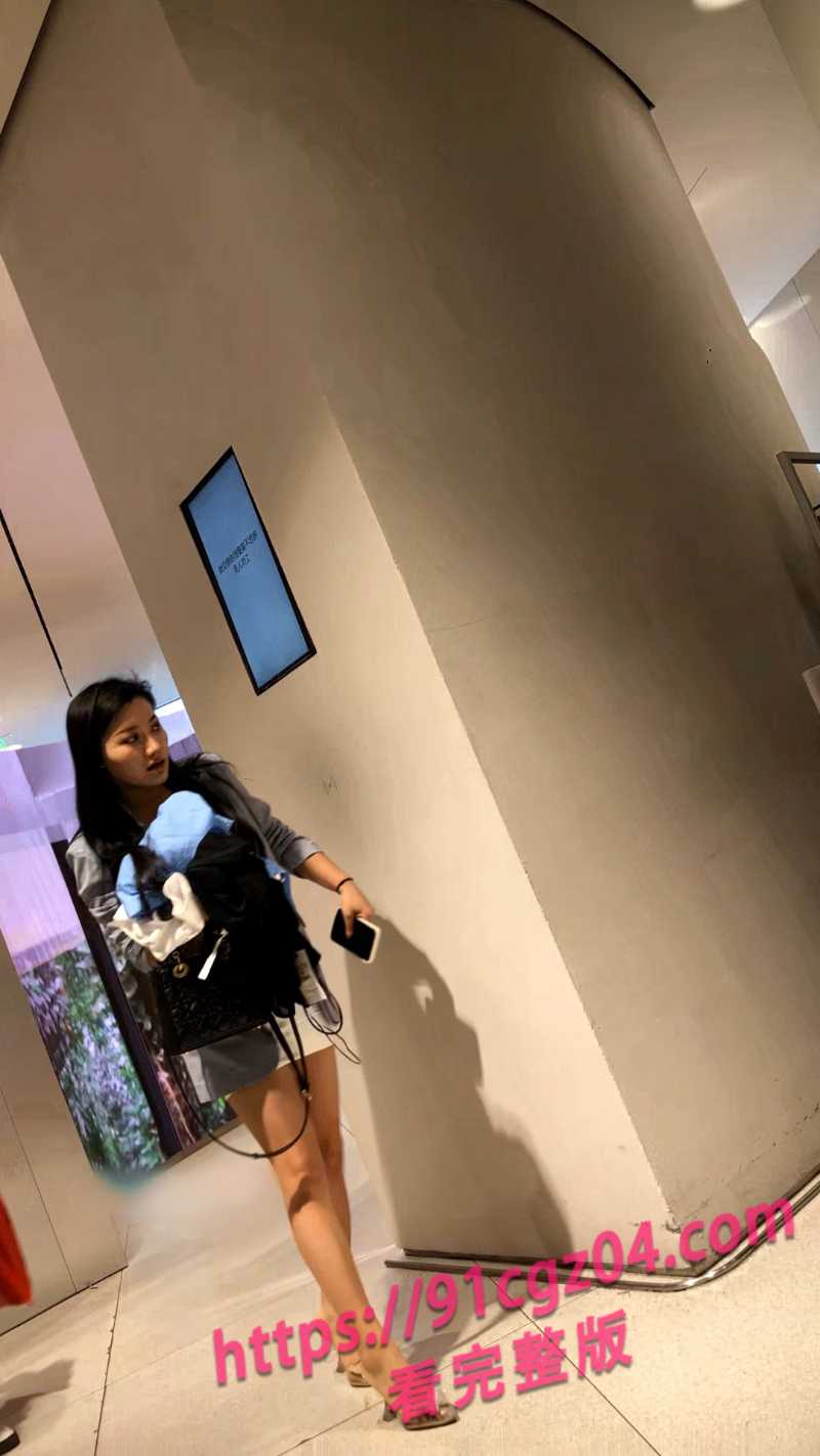 抄底大神商场偷拍少妇裙底 没穿内裤的风光让人一览无余