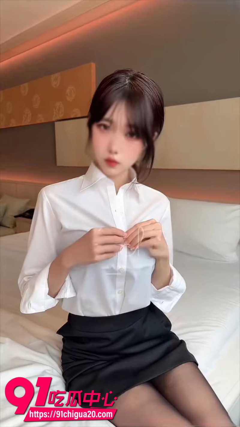 极品女网黄room103 身穿OL制服酒店约炮 粉嫩骚穴被土豪爆操