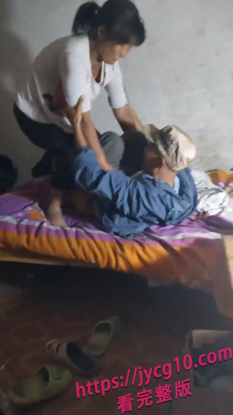 大爷大妈也会玩！家中唠嗑变激情教学 现场太敢了 配图