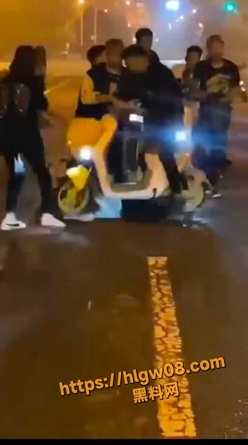人都笑没了 一群精神小伙儿打架 打出了新高度美团共享单车这辈子都没想到还能成为作案工具！