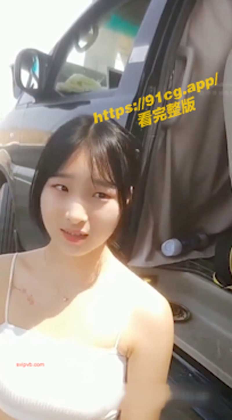 路边口爆!旅游中不顾阻拦下车掏屌塞嘴 兽欲大发射满小女友嘴里