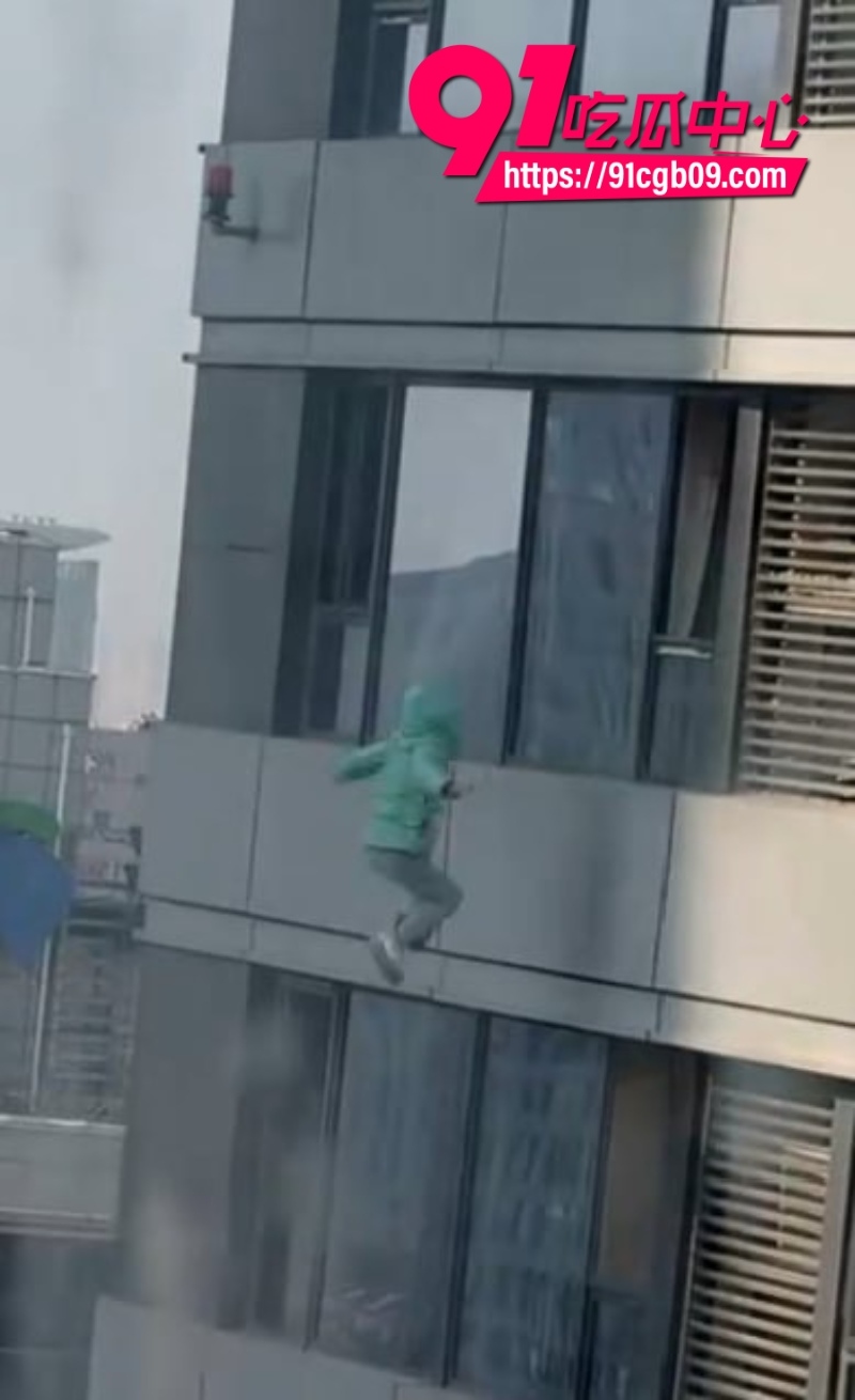 实拍跳楼!河北绿色外套少年高楼一跃坠亡全程4 实拍跳楼!河北绿色外套少年高楼一跃坠亡全程4