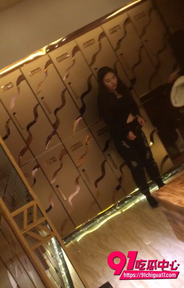 女客假装打电话在洗浴中心更衣室偷拍视频流出 各类美女换衣漏乳