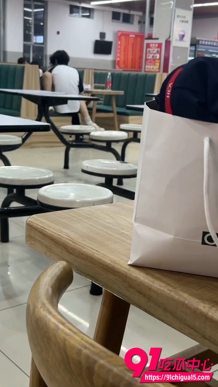 食堂小情侣亲嘴被偷拍8 食堂小情侣亲嘴被偷拍8