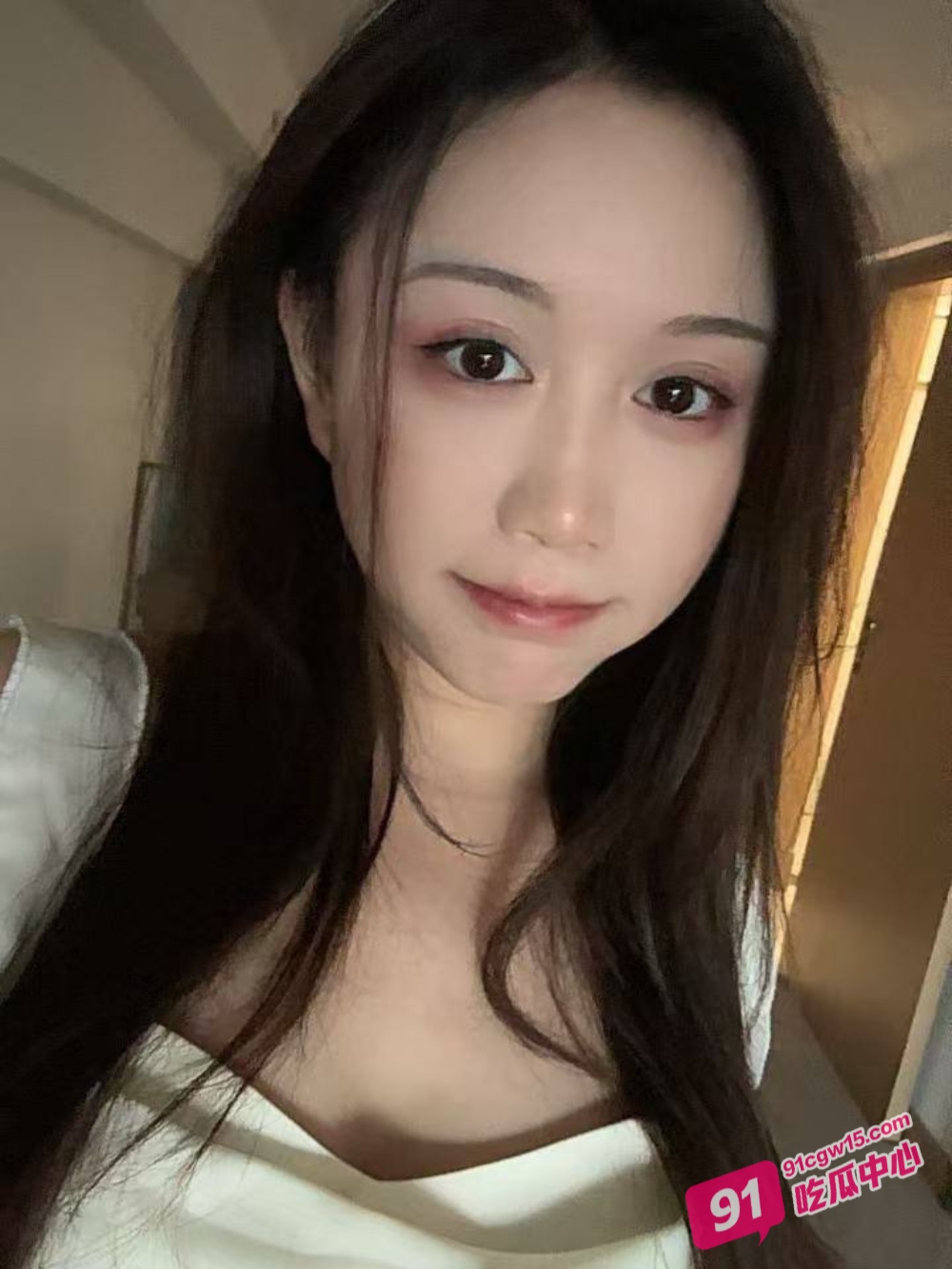 太炸裂了！同学聚餐与初恋旧情复燃 俩人为求刺激在隔壁酒店开放做爱！ 配图2