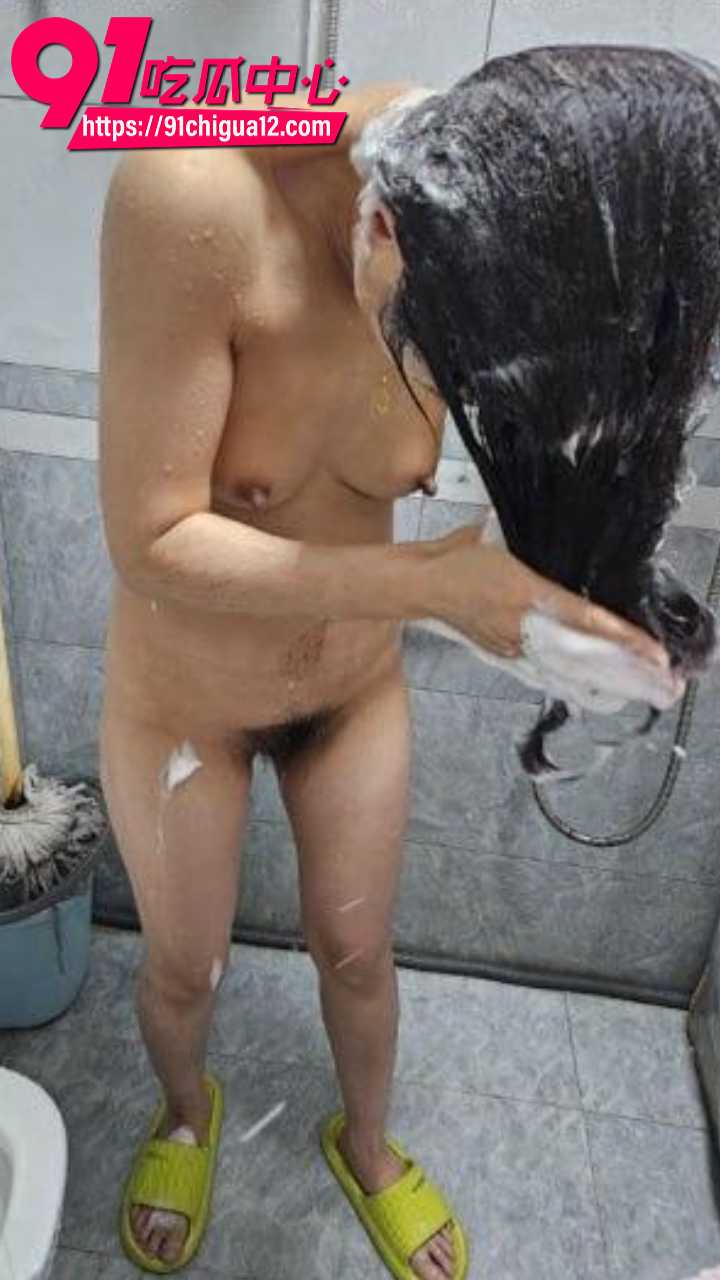 海角乱伦表姐浴室湿身被狂干到哭 逼肿成馒头疯狂喷水