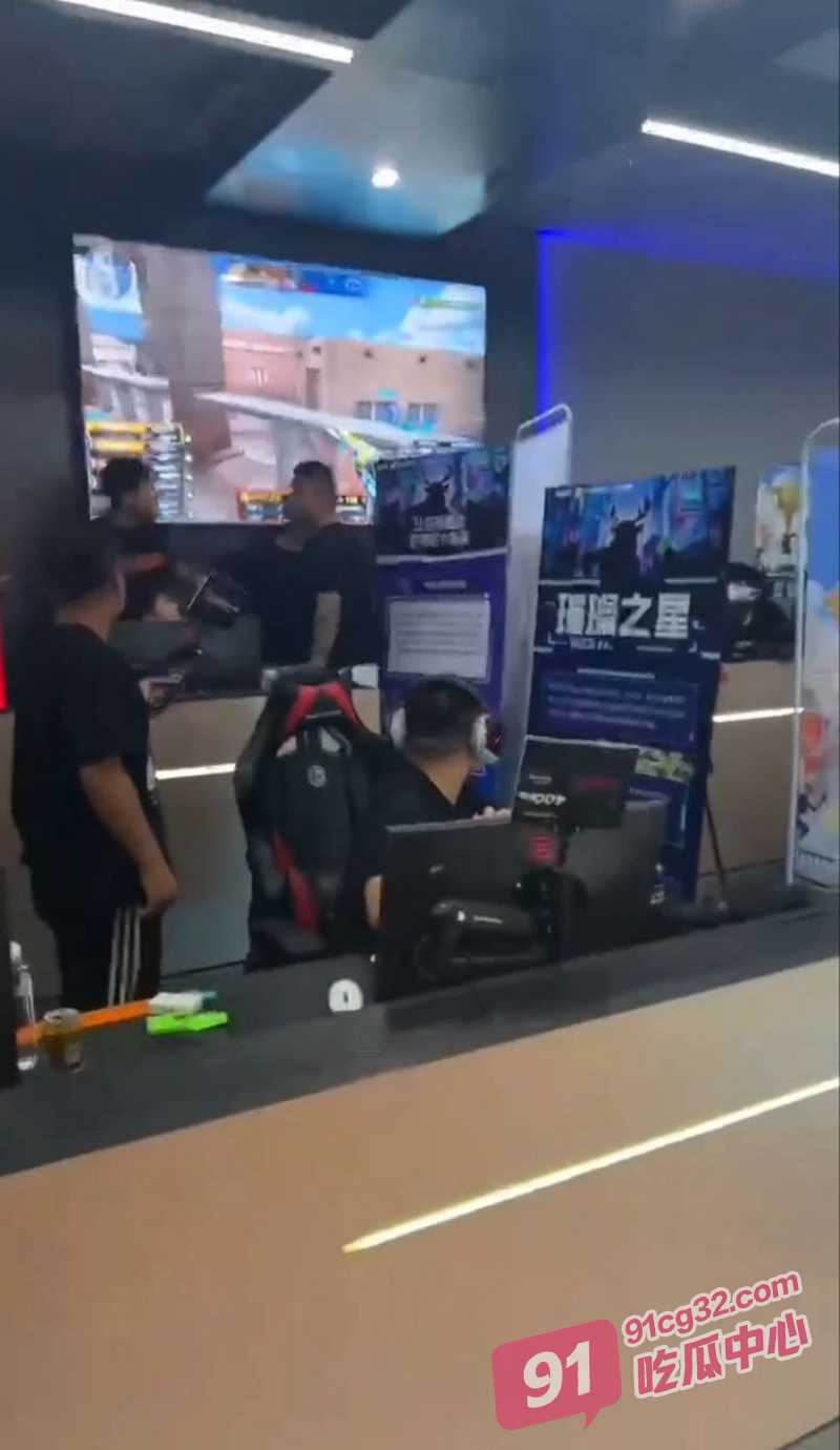穿越火线百城联赛区域塞 TIGERS下线单挑 场面混乱看着好刺激！ 配图