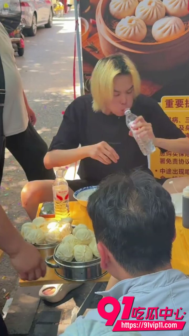 小哥街头挑战10分钟吃10笼大包子2 1 小哥街头挑战10分钟吃10笼大包子2 1