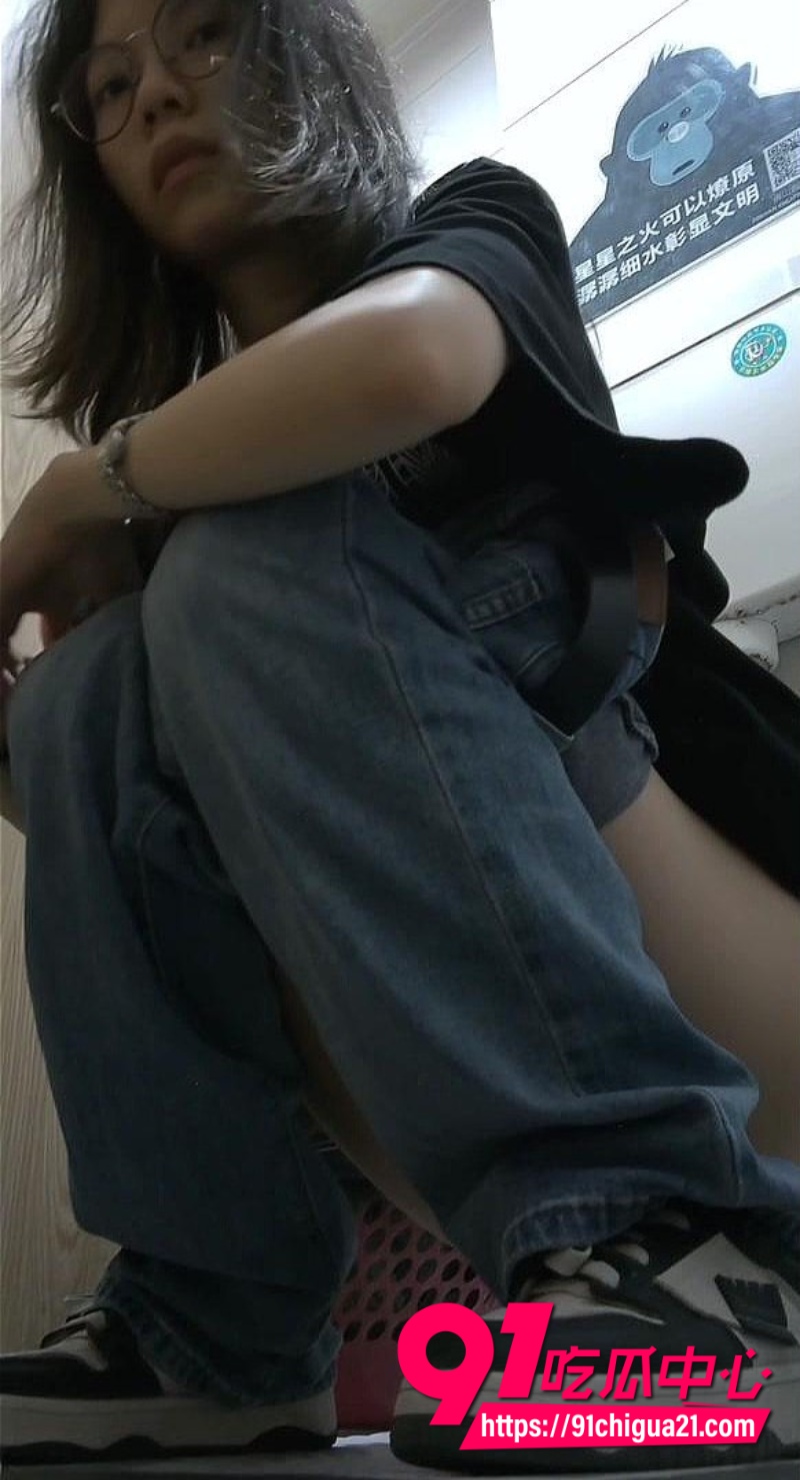 国产美女厕所偷拍5