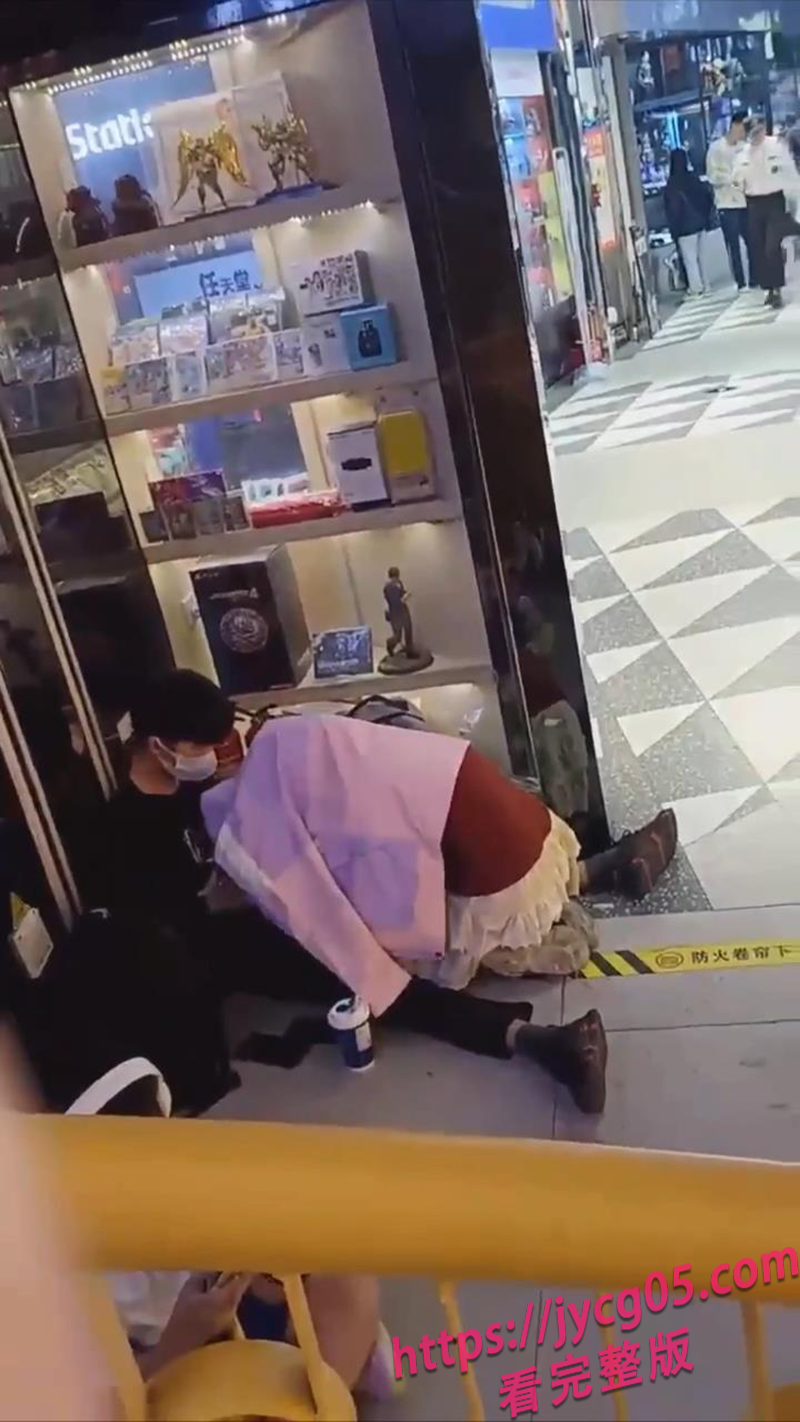 商场情侣外套底下猛吸！网友调侃：肯定是帮男友吸蛇毒~ 配图3