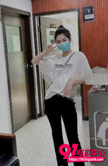 医院实习女医生被科主任潜规则 办公室内趴桌翘臀被主任大屌后入