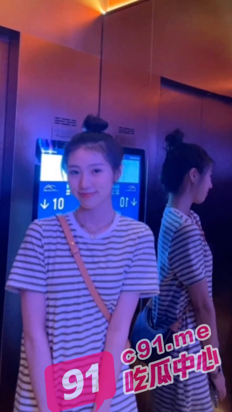 “还没进去就开始叫了”眼镜男的骚货女友 床上主动求操！