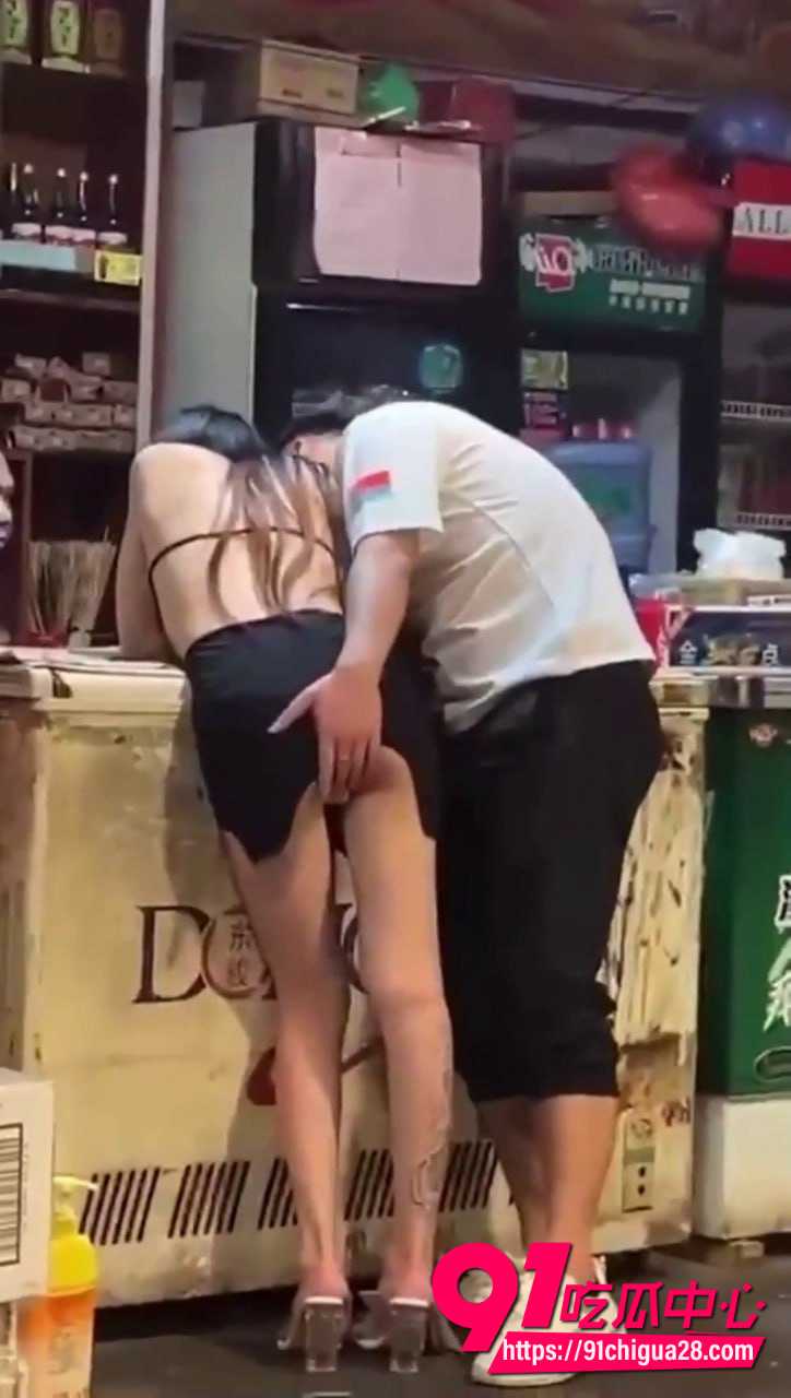顶级反差婊街头裸奔自慰 公共场合撩裙露点手指猛抠 围观群众直接看傻眼