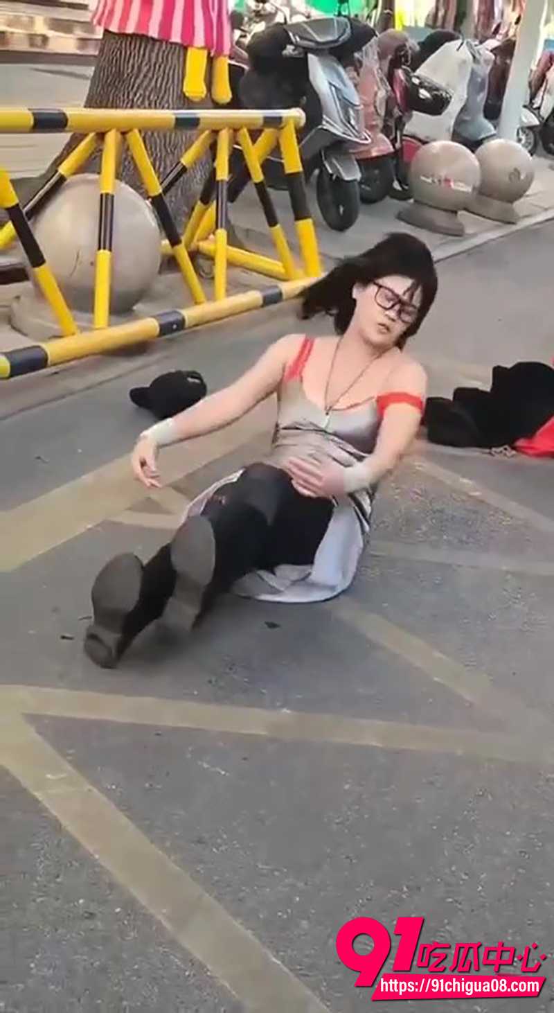 泰兴街头美女脱衣热舞 5