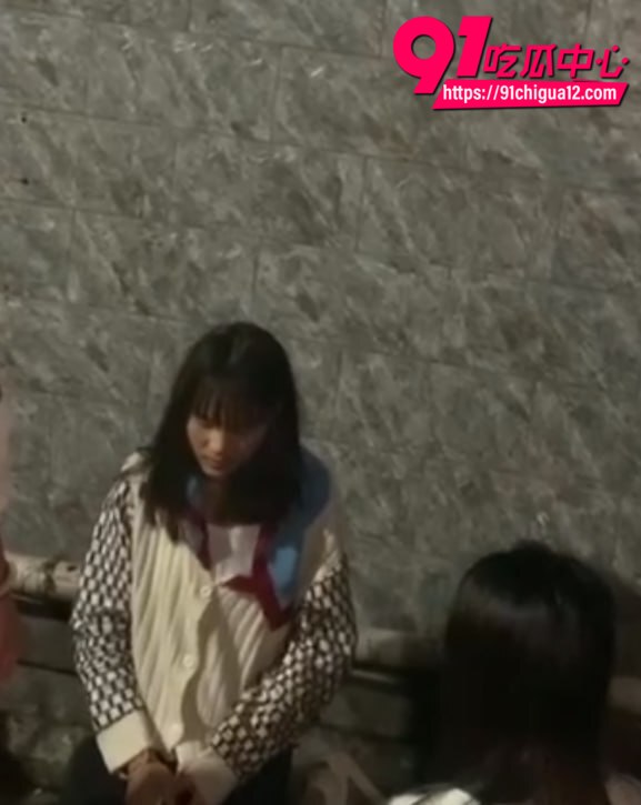 高中少女巷子惨遭围殴6