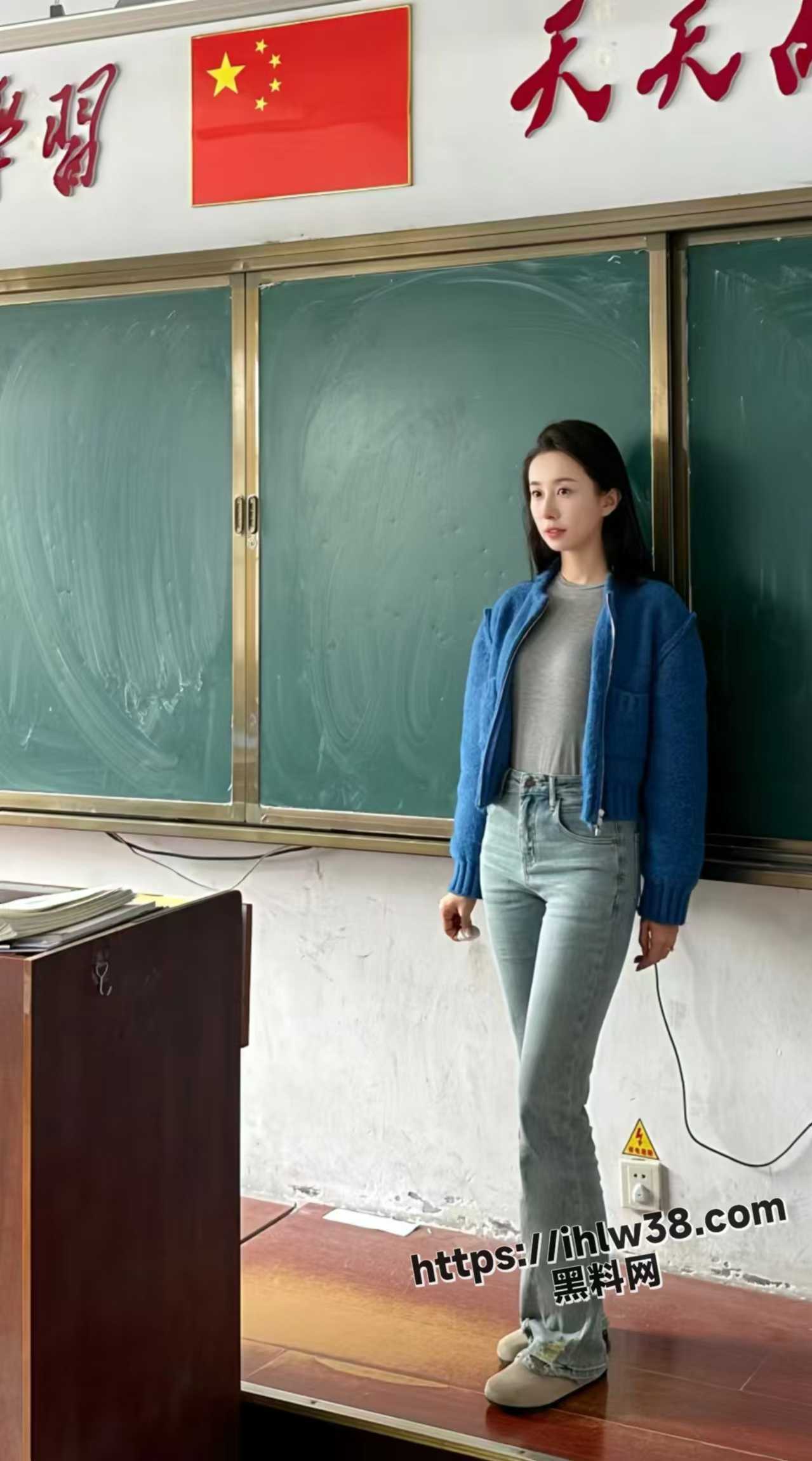 网友自述 我的大学老师居然在办公室勾引我给我口爆了 一次偶然的机会更是将她按在身下大力后入！ 配图