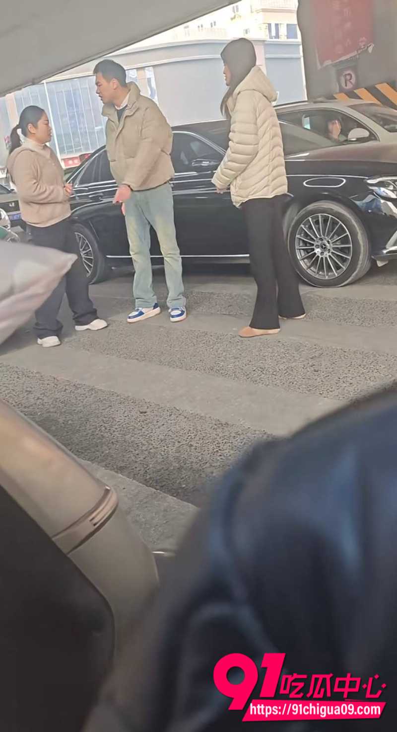 河南郑州奔驰哥被原配街头抓奸 渣男护小三对妻子拳脚相加 大爷看不下去怒揍渣男太解气了！