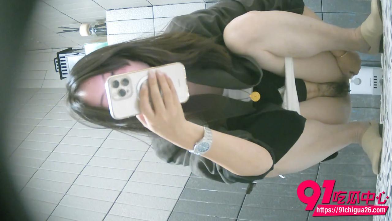 偷拍大神潜入商场女厕近距离偷拍美女入厕4