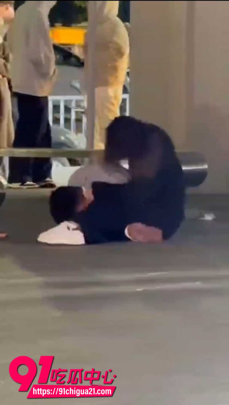 潮汕男同出轨被老婆抓奸后当街开撕4