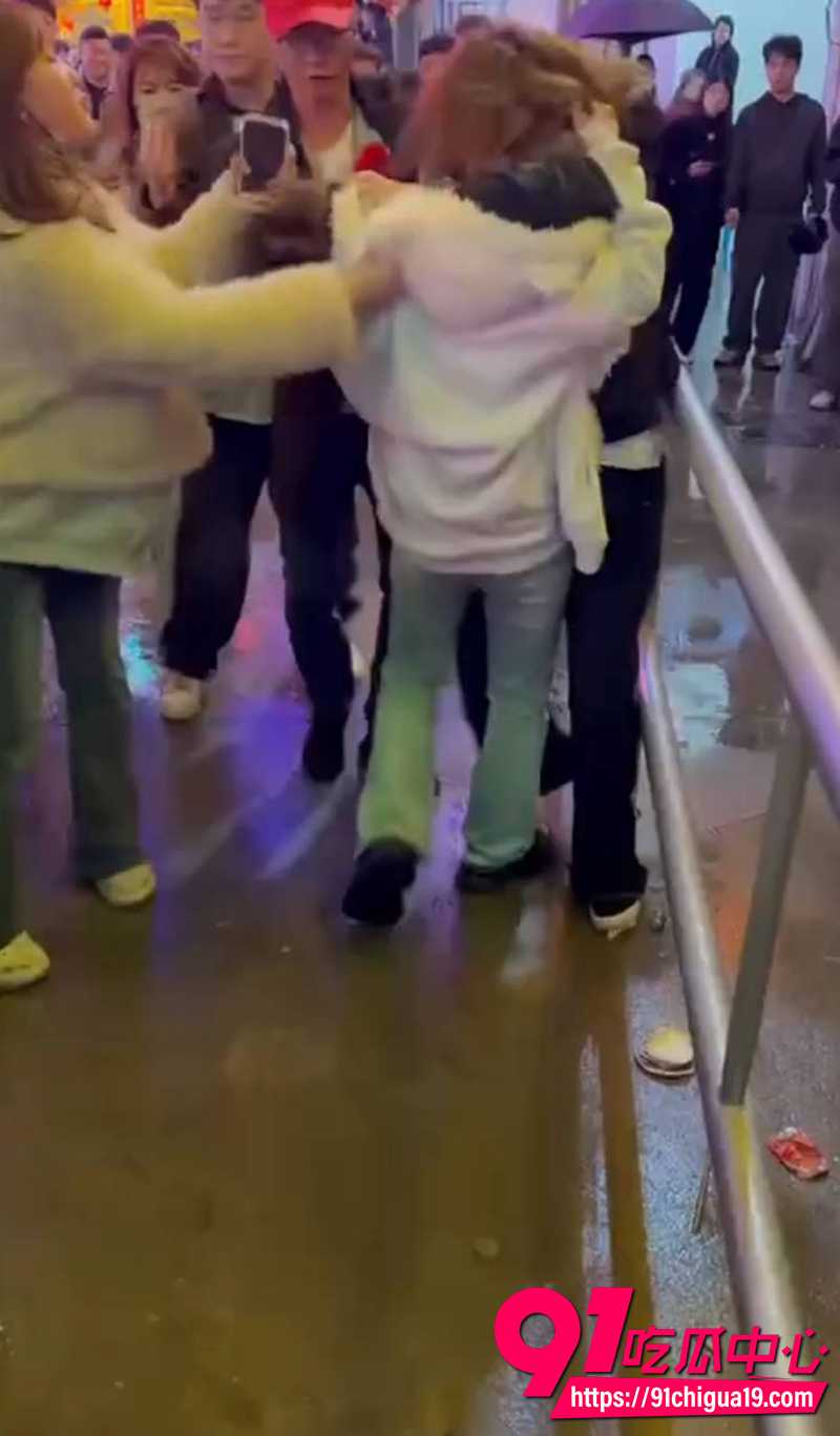 四川成都两女当街撕逼现场 男友不仅不拉架还放话让她俩单挑!